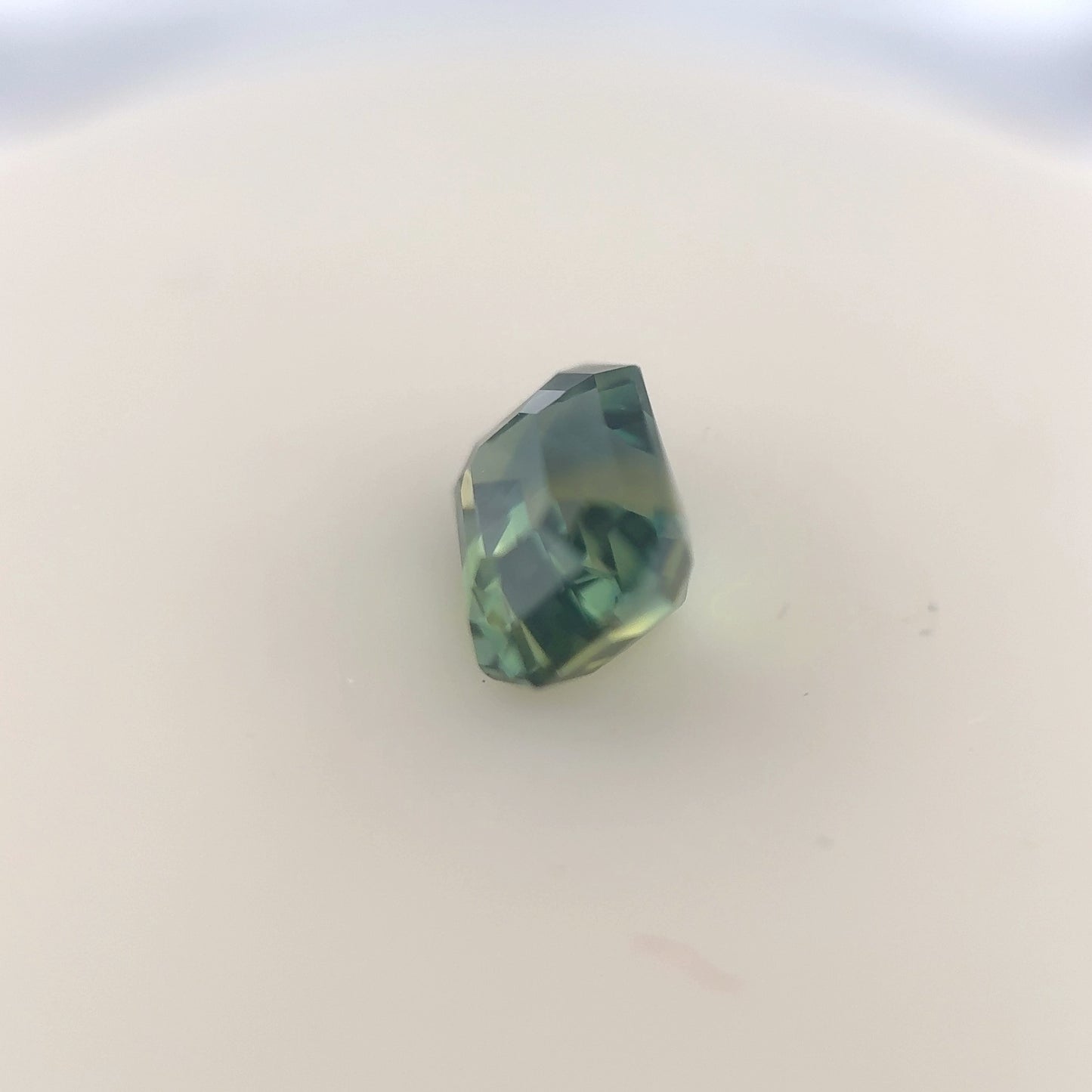 1.47ct Unheated Bi-colour Green Sapphire - 6.79 x 5.22 x 4.52mm