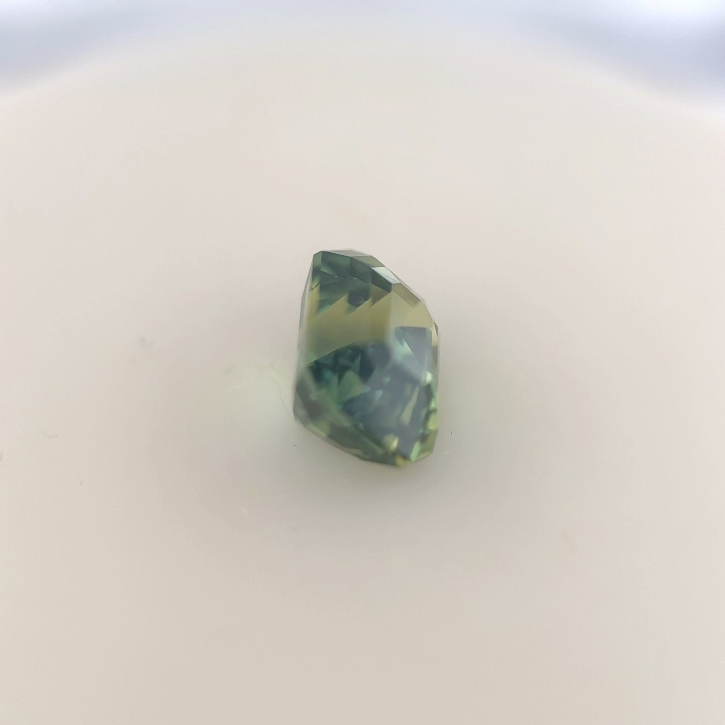 1.47ct Unheated Bi-colour Green Sapphire - 6.79 x 5.22 x 4.52mm